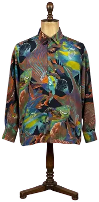Chemise à manches longues imprimée de motifs de poissons multicolores sur fond noir.