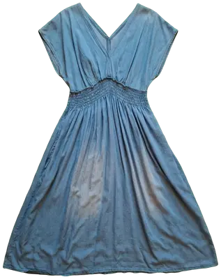 Robe légère en jean bleu clair taille S, coupe évasée et col V, une pièce intemporelle en coton pour un style décontracté et confortable.