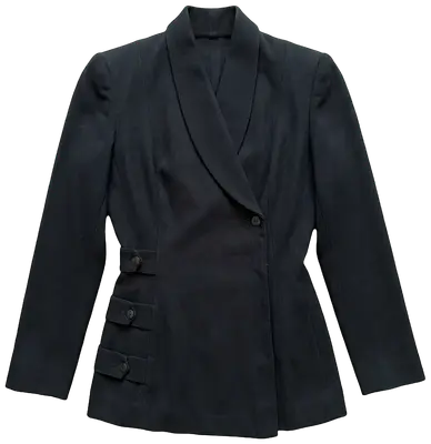 ✨ An exceptional vintage piece with a couture and assertive style! Superb vintage black tailored jacket / blazer from the designer brand Tony La Marca France, with a sophisticated and very elegant cut. ✨ Details & Cut: Crossover shawl collar at the front, button closure, decorative small buttons structuring the side of the waist. Ribbed / striped fabric with excellent drape. 📐 Dimensions & Size: Armpit to armpit width: 47 cm (fits a 38 - M). 🧵 Quality: Beautiful vintage French craftsmanship, original and structured piece.