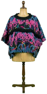 Pull style poncho ...detail fermeture sur lecm côté 
Couleurs toniques et gaies
Convient a un 40 /42