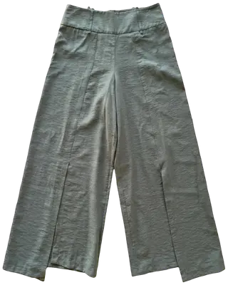 Pantalon taille haute, fendu sur l’avant et asymétrique cop.copine. Excellent état, Taille 38. Arrive à mi mollet.