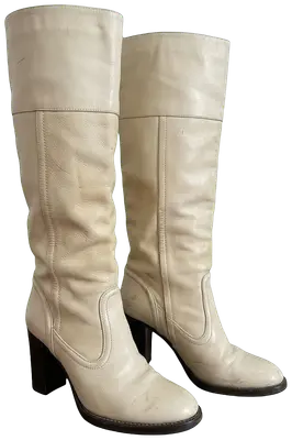 Chloé boots
Size 38
Box no longer available
Stains and pen marks — could be cleaned by a specialist