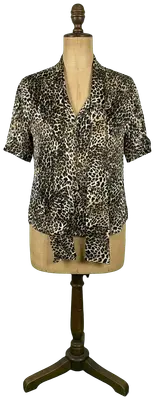 Blouse à manches courtes imprimé léopard avec un col lavallière.