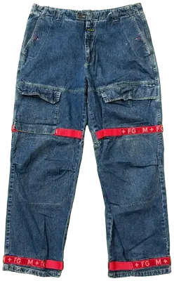 Jean cargo en denim bleu de Marithé & François Girbaud avec des sangles rouges logotées.