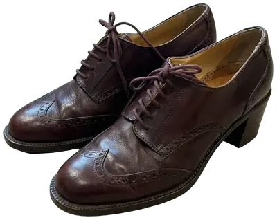 Richelieus en cuir bordeaux avec détails brogue et talon bas, fabriquées en Italie.
