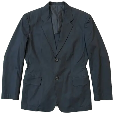 Blazer noir en coton avec fermeture à deux boutons et détail de cordon de serrage à l'arrière.