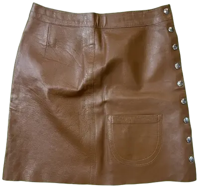 Mini-jupe en cuir marron avec une poche plaquée et des boutons décoratifs sur le côté.