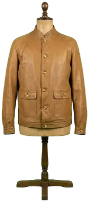 Veste en cuir camel à col montant, style vintage, avec fermeture boutonnée et poches plaquées, pour homme.