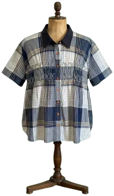 Chemise ample, décontractée en coton. Se lave sans problème et ne se repasse pas.En très bon état. Convient pour du 38 over size, 40 ou 42 français.