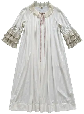 Peignoir vintage écru en polyester, années 70, avec volants plissés, broderies florales délicates et ruban rose.